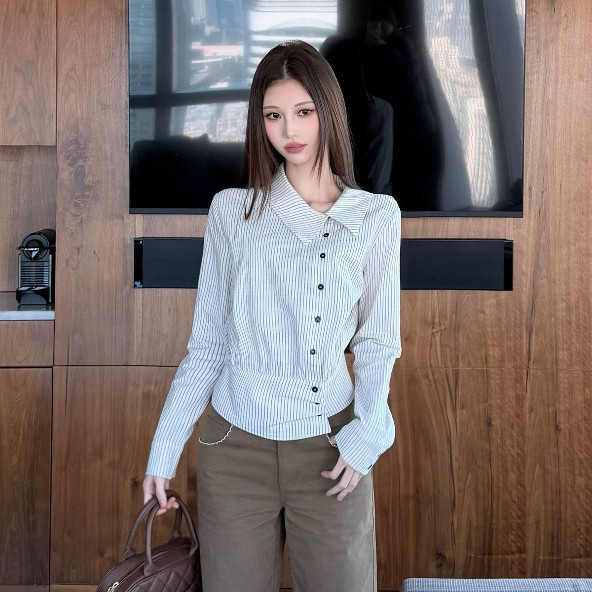 Winter Clothing Aesthetic - おしゃれなストライプ柄の原宿風Tシャツ、レディース、韓国2026年新作、スリムフィット、アシンメトリーなデザイン、白のポロシャツ、秋のパンク風クロップドトップス、グラフィックTシャツ。